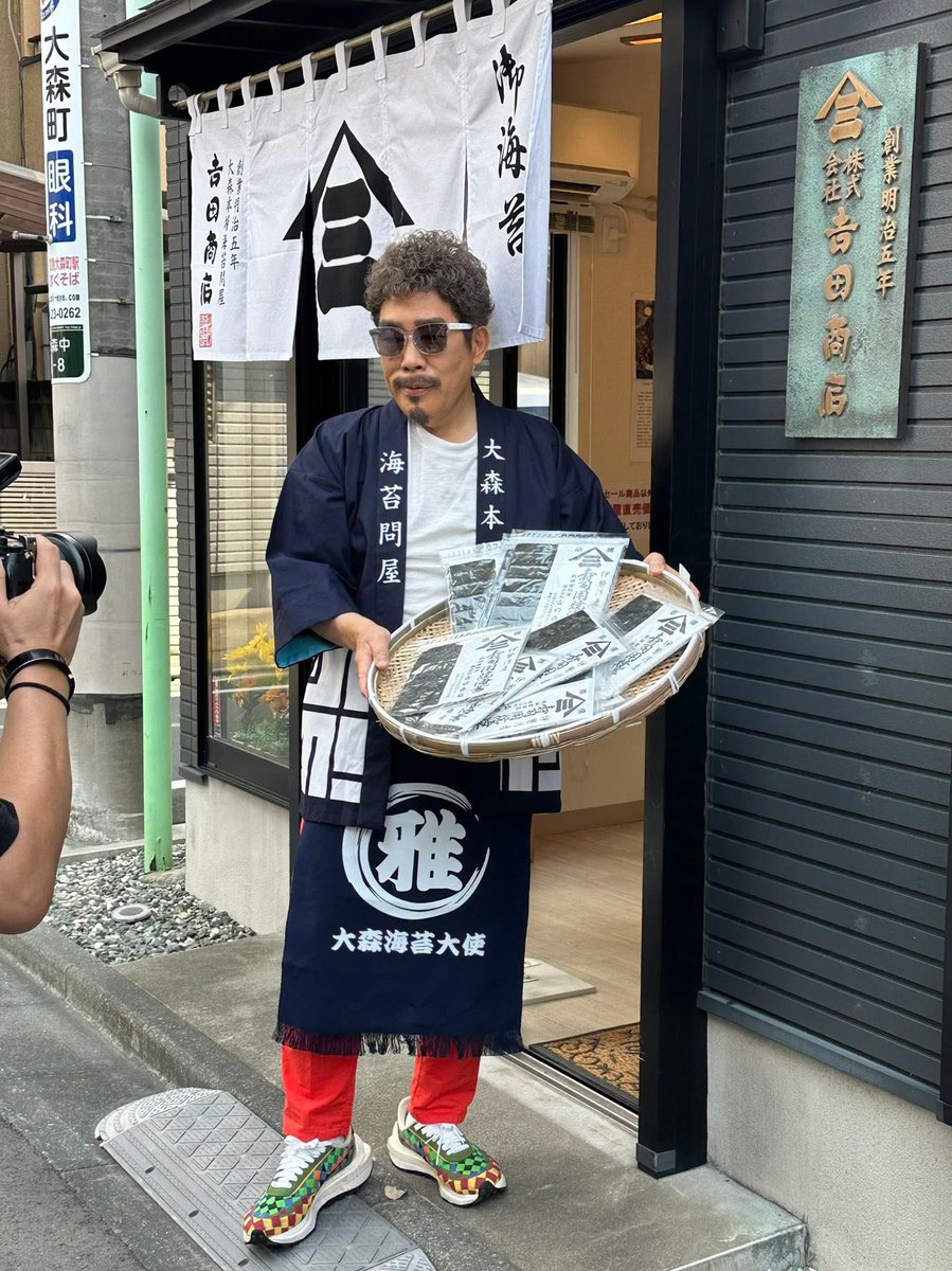 yoshidasyoutenn's tweet photo. 先日、ラブソングの帝王 鈴木雅之さんが、ご自身の2026年カレンダー撮影のために吉田商店 大森町店に来店されました！！

うちの海苔をたくさん抱えて写真を撮ってくださいました🙏

地元大森への愛に溢れたカレンダーになっているらしいです！ https://t.co/TsBqDGARBA