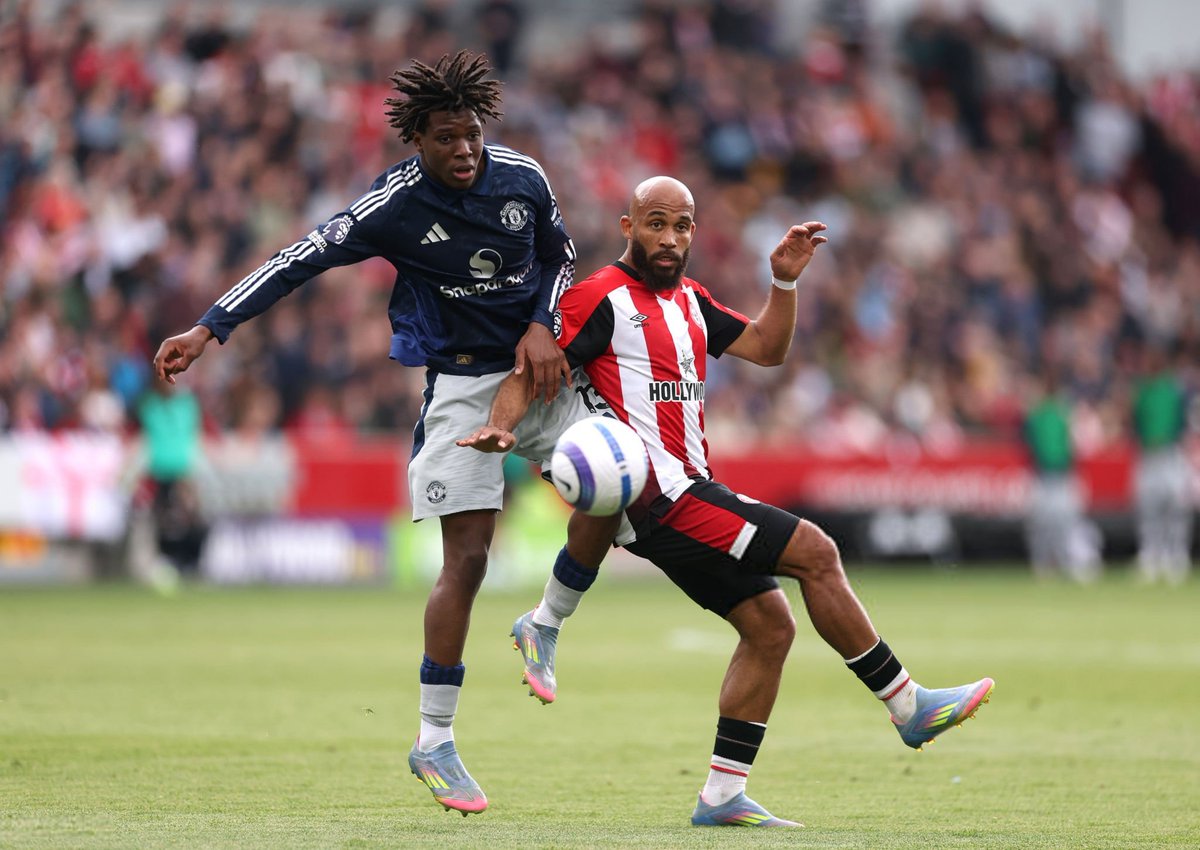 MUnitedFR's tweet photo. Amorim sur l'adaptation rapide de Mbeumo : 

"Il [Mbeumo] a participé à la pré-saison aux États-Unis, ce qui nous a permis de créer des liens avec lui là-bas. Il a eu le temps de se préparer pour la saison. Encore une fois, je connaissais le joueur. Je l'ai vu jouer tellement de fois. Je l'ai vu jouer en direct contre nous l'année dernière. Ce n'était pas une bonne journée pour nous.

Est-ce que sa performance vous a convaincu de le signer ?

Amorim : "Cela m'a aidé à comprendre qu'il était un très bon joueur, non seulement avec le ballon, mais aussi sans le ballon. Et quand vous voyez cela en direct, c'est complètement différent. C'était très important d'avoir cette impression en direct. Et si j'étais propriétaire de Brentford, je ferais la même chose : j'essaierais de garder mes meilleurs joueurs ou de les vendre à des prix élevés. Je comprends donc parfaitement cette situation [par rapport aux tensions lors des négociations entre les clubs]."

#MUFC