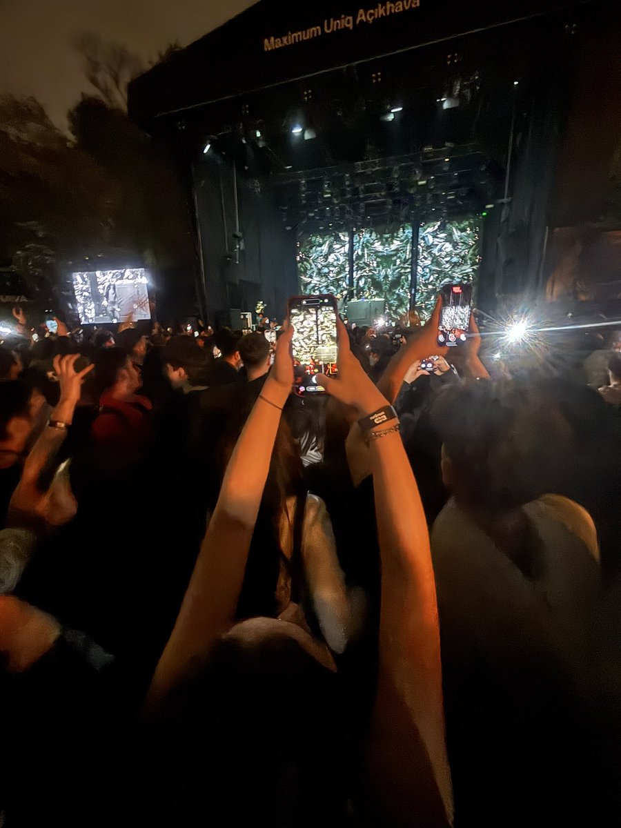 efecannot's tweet image. konsere geldik onun mesaisi basladi