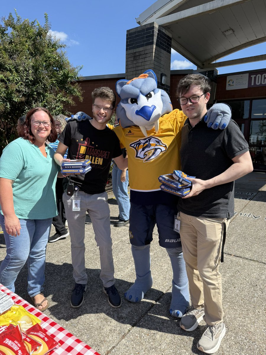 PredsFoundation's tweet image. First Hunk of Appreciation of the school year! Today we visited Margaret Allen Middle School with @hbpizza! Thank you teachers for all you do! 🍕