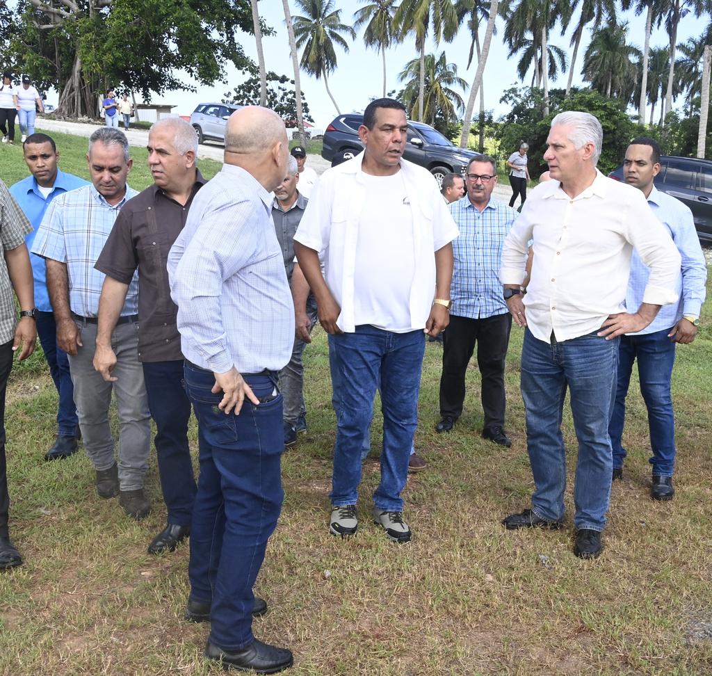 Presidencia Cuba 🇨🇺 (@presidenciacuba) on Twitter photo <a href="/DiazCanelB/">Miguel Díaz-Canel Bermúdez</a> 💦| Finalmente, el Jefe de Estado llegó a Aguas del Oeste. El mandatario conoció la estrategia para el abasto a la población en medio de los déficits con la generación eléctrica. Esta empresa beneficia a los poblados de la zona y al polo turístico de Jibacoa. <a href="/DiazCanelB/">Miguel Díaz-Canel Bermúdez</a> 💦| Finalmente, el Jefe de Estado llegó a Aguas del Oeste. El mandatario conoció la estrategia para el abasto a la población en medio de los déficits con la generación eléctrica. Esta empresa beneficia a los poblados de la zona y al polo turístico de Jibacoa.