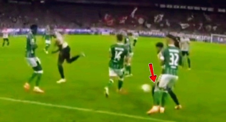 Borda_analista's tweet photo. ES GOL DE LUCHO @Bundesliga_DE NO le dio el gol a Luis Díaz, frente a Werder Bremen, Tah hace el taco, el balón sigue y es la rodilla de Lucho la que le cambia de trayectoria y lo mete a la portería, tendrán que corregir porque el gol se dio por injerencia directa del colombiano https://t.co/kJ7I2rd2Wa