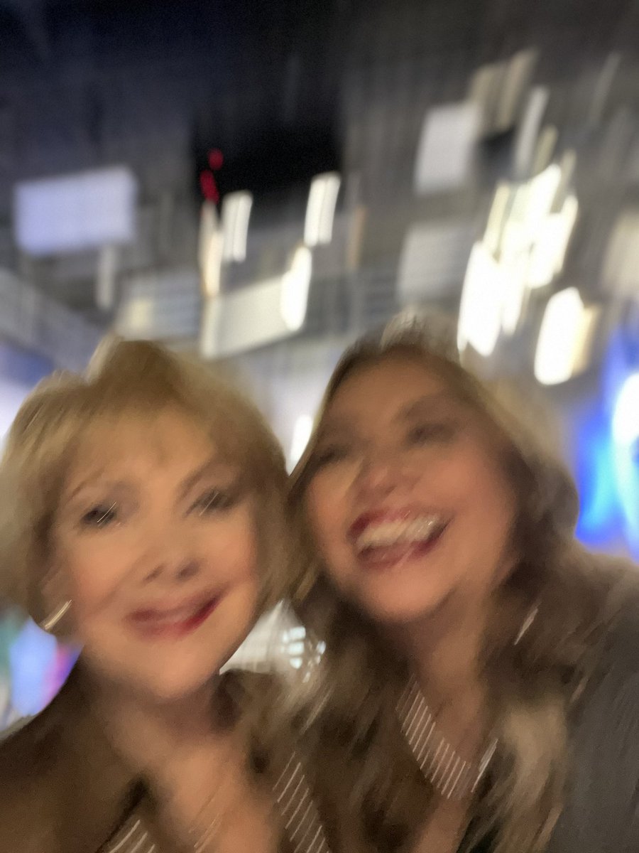 El colmo mío , poder tener una foto con la hermosísima y primera actriz Jaqueline Andere  y que salga movida 😅🥹 <a href="/Chantalandere/">Chantal Andere</a>