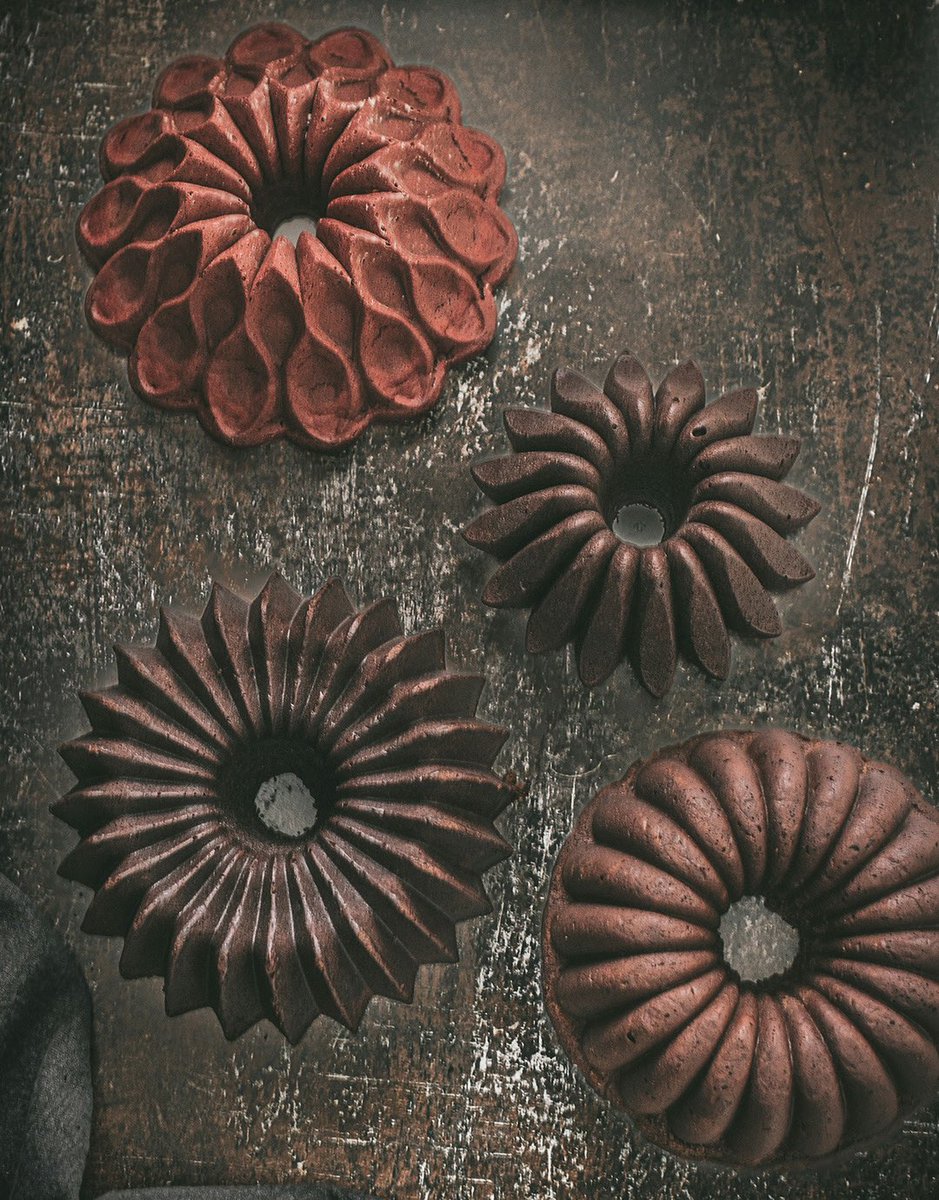 El nombre del “molde Bundt” se origina en la palabra alemana “Bund”, que significa “reunión” o “asociación”. En el suroeste de Alemania se conoce un pastel similar llamado Bundkuchen (pastel para reuniones), y …

instagram.com/p/DPFIRPjkc6l/…