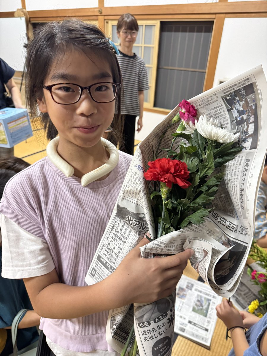 annyoji's tweet photo. 報恩講の仏花を子供達にお裾分け https://t.co/hsKUt04TKh
