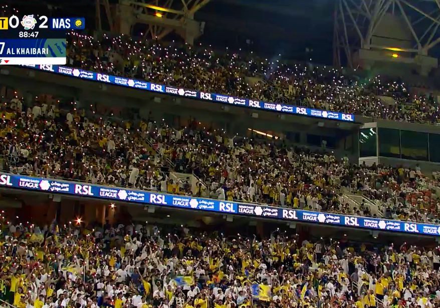 ولم يتواجد في الملعب سوى عشرة بالمئة من مشجعي النصر. إنه ملعب الخصم، ولا بأس بذلك. لديهم لافتة ضخمة لكن جماهير النصر لا تخاف أبدًا! هاها لكني آسف لأنني لم أتمكن من الانضمام معكم جميعًا في هذه المباراة التي لا تنسى. كان علي أن أنقذ المرضى (أعمل ممرضة)، لكنني شاهدت المباراة!