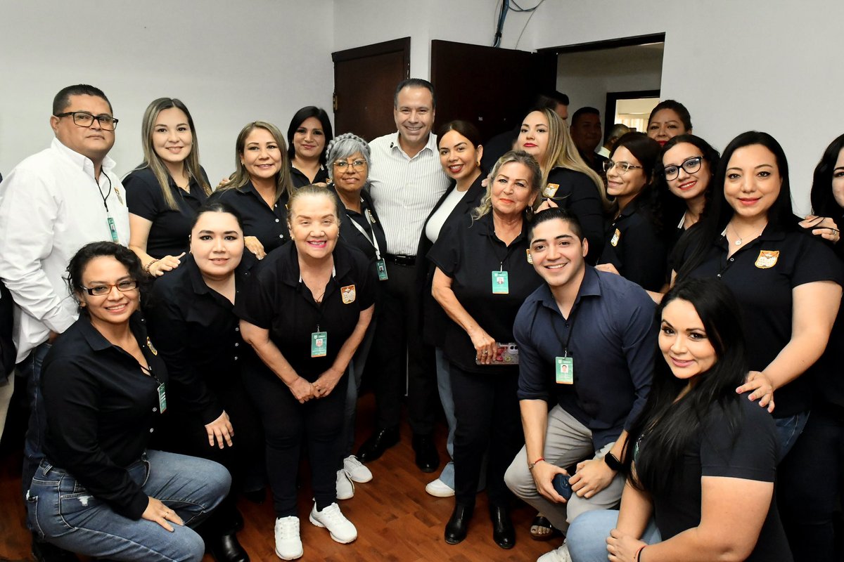 tonoastiazaran's tweet photo. Les caí de sorpresa al equipo de Atención Ciudadana 🙌, que gusto saludarlas y saludarlos, y reconocerles el arduo trabajo que realizan. 

Todos los días atienden las llamadas y mensajes de WhatsApp de las y los hermosillenses, escuchando y turnando las peticiones y reportes.

¡Gracias por su entrega y compromiso!