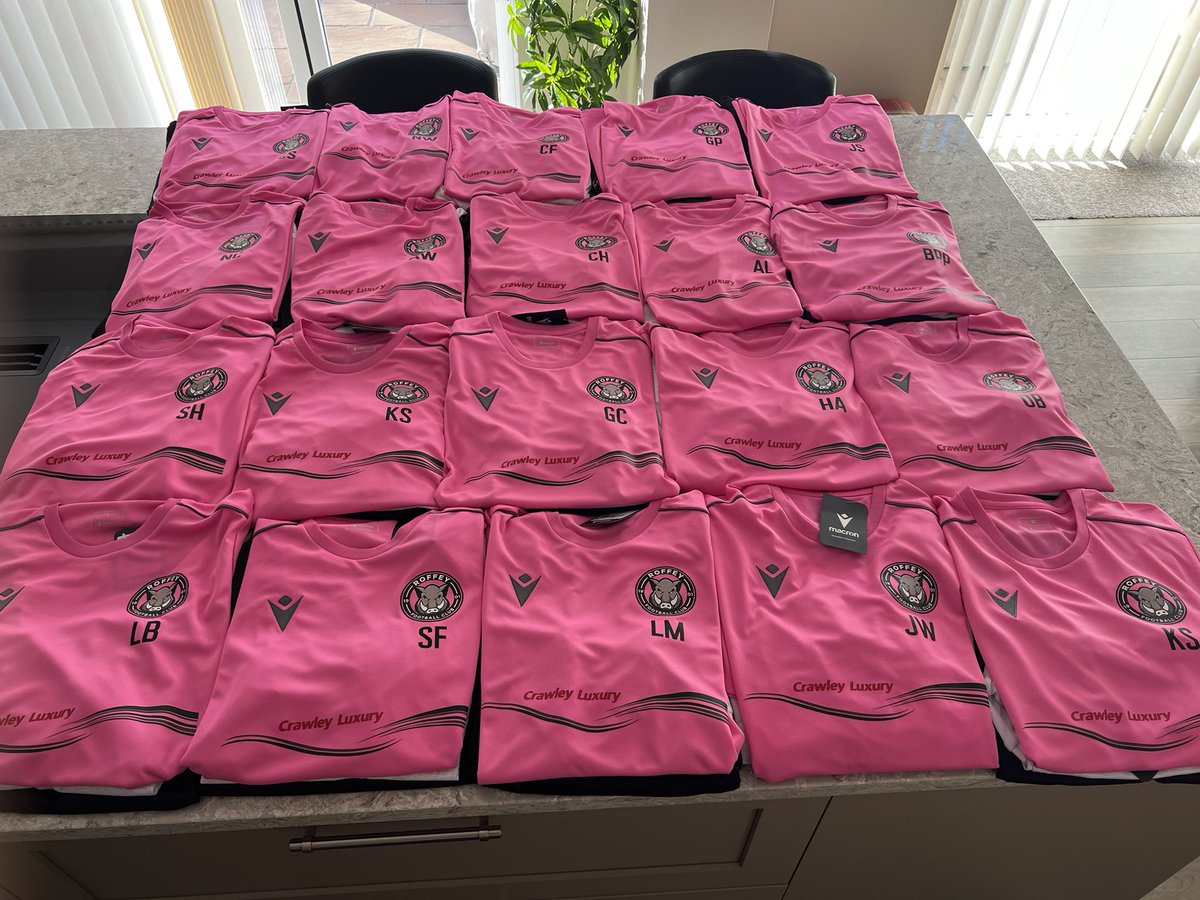 New training kit for the new reserves. Many thanks to Crawley Luxury for sponsoring this new kit😍🐗🔵⚽️