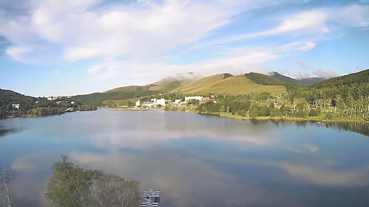おはようございます。 白樺湖 は現在11℃🍀風が殆どない穏やかな朝に湖畔でお散歩もよし、景色を眺めながら露天風呂もよし♨お昼間も晴れて最高気温は21℃☀絶好の行楽日和になりそうです。9月最後の週末！お休みの方は楽しい時間を♪お仕事の方は共に笑顔でがんばりましょう😊