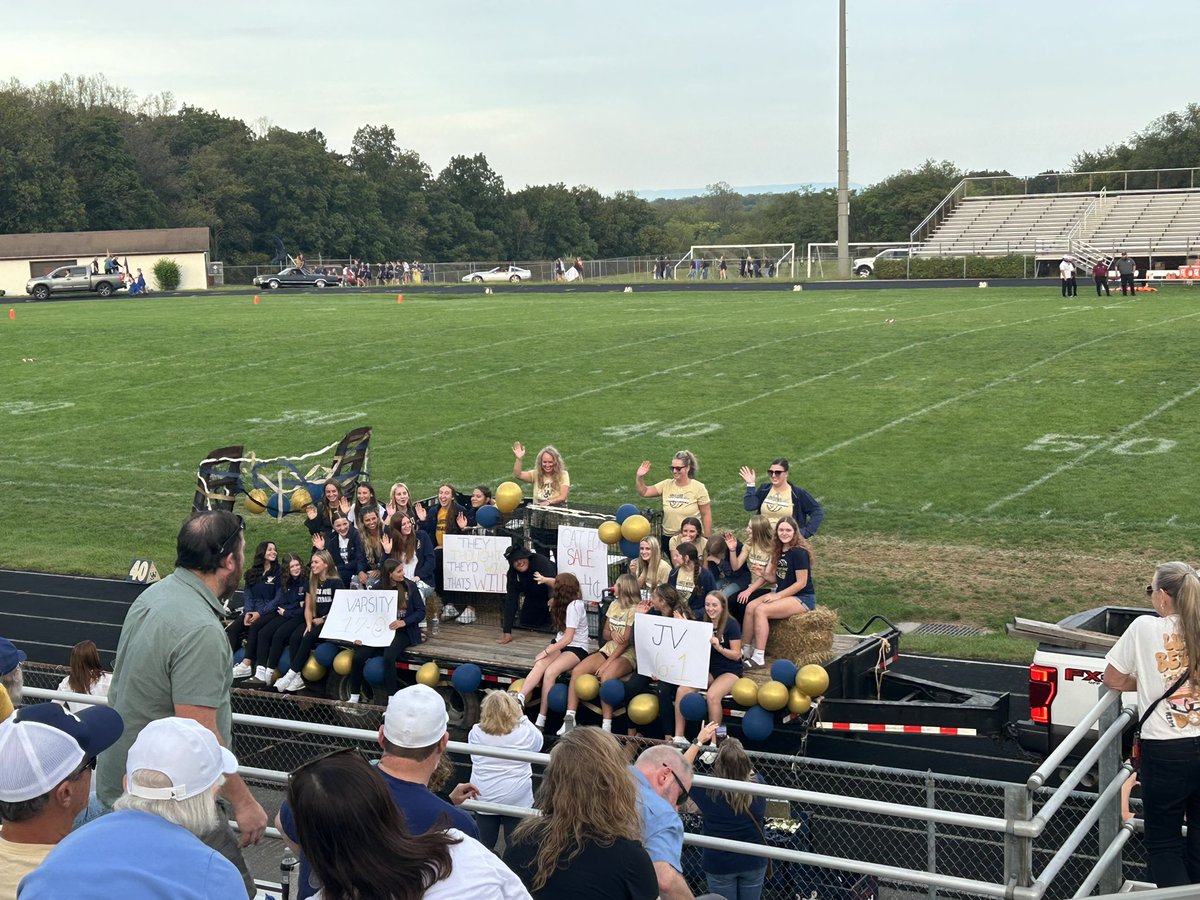 RyanRutherchevy's tweet image. Ready for @WarrenCoFootba1 vs @JamesWoodFB on Homecoming from The Ridge! Join Randy and I starting at 6:30 on The River 95.3, Fox Sports 1450, theriver953.com and The River 95.3 app #JamesWood #WarrenCounty