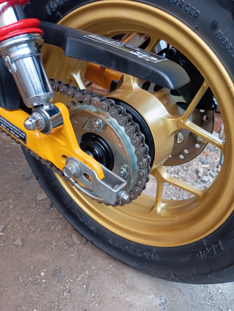 16801キロ走行時前後スプロケと社外強化チェーンを交換しました。チェーン張り調整の際張る処とたわみ過ぎる処が出てきて寿命と判断しました😊＃モンキー125