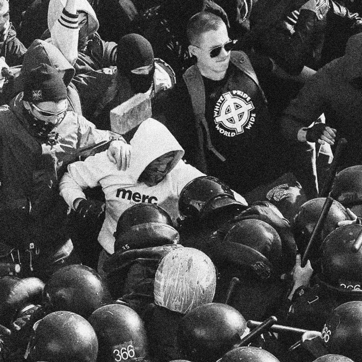 whiteladss's tweet image. ..and then these dudes with helmets and batons started looking for trouble..