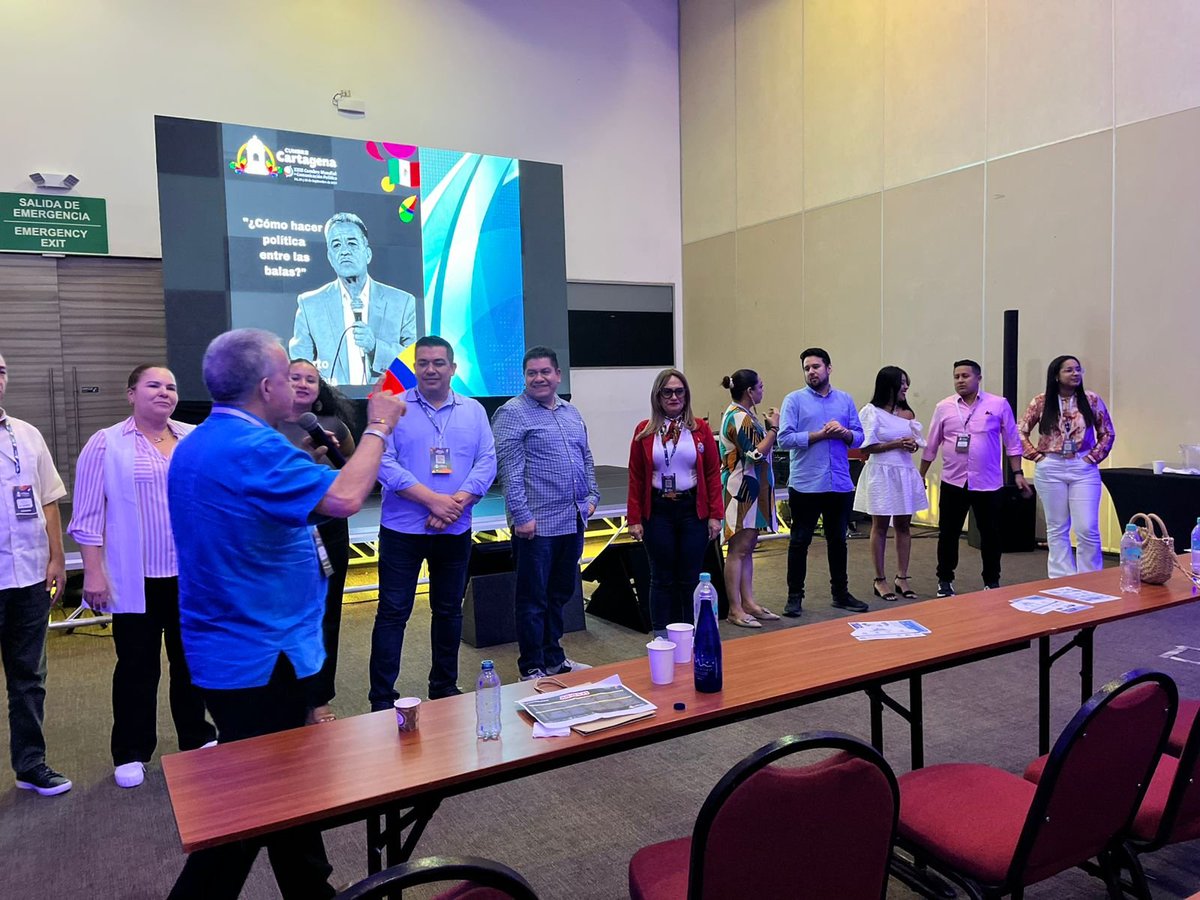 🔥| Humberto Sánchez Melena presenta "Cómo hacer política entre las balas" en la #CumbreCartagena 🇨🇴