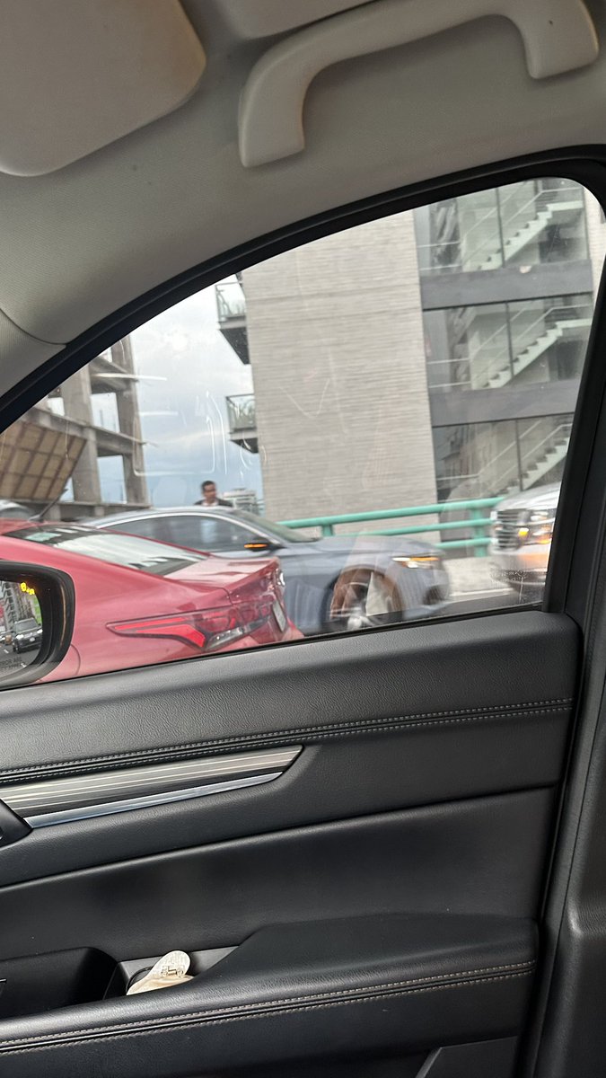 Una camioneta se quedó sin batería o algo así en el segundo piso de periférico a la altura de Portal San angel 🫩 <a href="/trafico889/">Radio Tráfico Total</a>