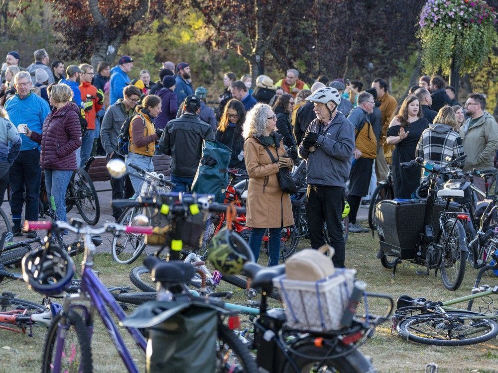 Edmontonsun's tweet image. Hundreds gather to remember Darren Markland: beloved doctor, cyclist and health advocate 

edmontonsun.com/news/local-new…