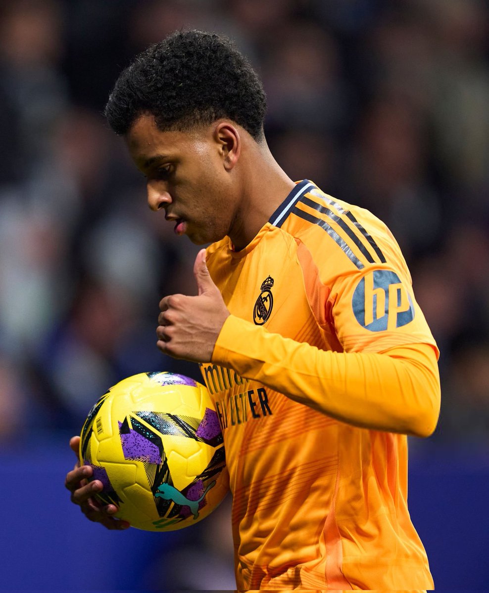 🚨 ماركا | تشير الأرقام إلى أن أداء فينيسيوس يتفوق على أداء منافسه الجديد (رودريغو) الذي صنع تمريرة حاسمة واحدة وصنع ست فرص فقط.