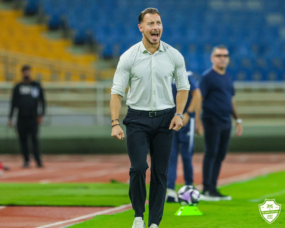 المتربصين بهذا الرجل عددهم لا يمكن ان تتخيلوه 
من خارج النادي 

لكن اسوء شيء 
 ان يتربص فيه اشخاص من داخل النادي ايضا