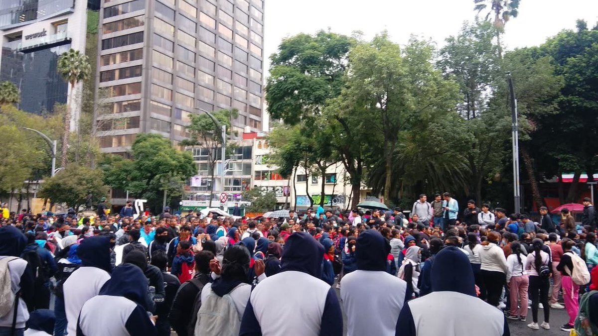 En el Ángel de la independencia con un aforo de 3,000 personas. 

120 encapuchados