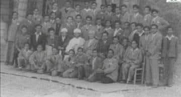 مما قاله الزبيري ممتدحاً الإمام يحيى حميد الدين ( رحمه الله ) :-

نور النبوة من جبينك يلمعُ *** والملك فيك إلى الرسالة ينزعُ
يكفيك أن المصطفى لك والدٌ *** أفضت إليك به الفضائل أجمعُ
يكفيك أن الدين وهو مشردٌ *** من سائر الأقطار نحوك يفزعُ
لا غرو أن تحميه فهو أمانةٌ *** من جدكم في