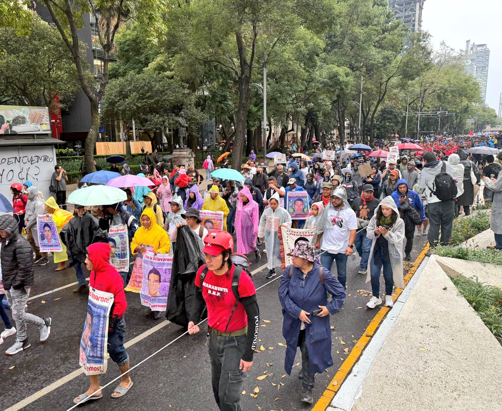 A 11 años de las desapariciones de los 43 normalistas, avanza la marcha de los padres y madres de #Ayotzinapa