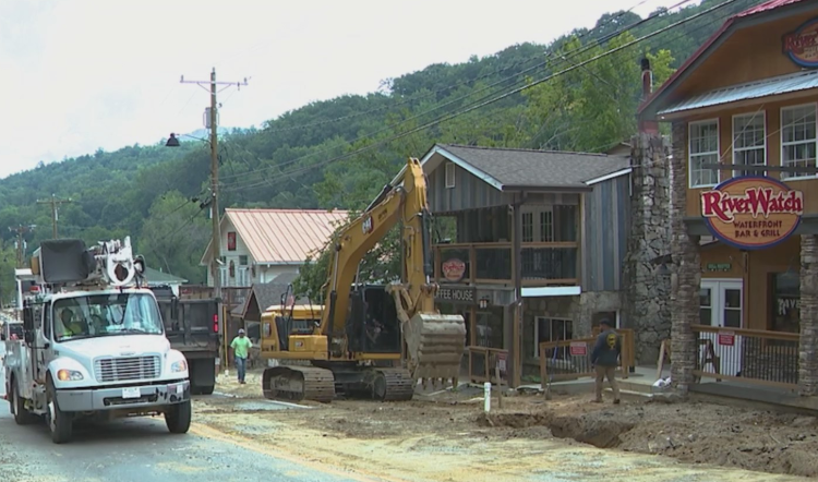 Queen_City_News's tweet image. "I see people in need, and I just can't leave them." 💚 Meet the WNC crew who rebuilt 300 #ChimneyRock properties for free @TaylorYoungNews 

#WNCStrong #WNC #Helene 

Read more &amp;gt;&amp;gt; qcnews.com/queen-city-hom…