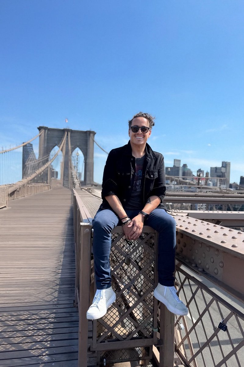 EnriqueEnVivo's tweet image. 🎂 Hoy llego al quinto piso.

Gracias a la vida, al camino… y a ustedes que me acompañan.

50 años y seguiré dando lata.

#VieneLoMejor
