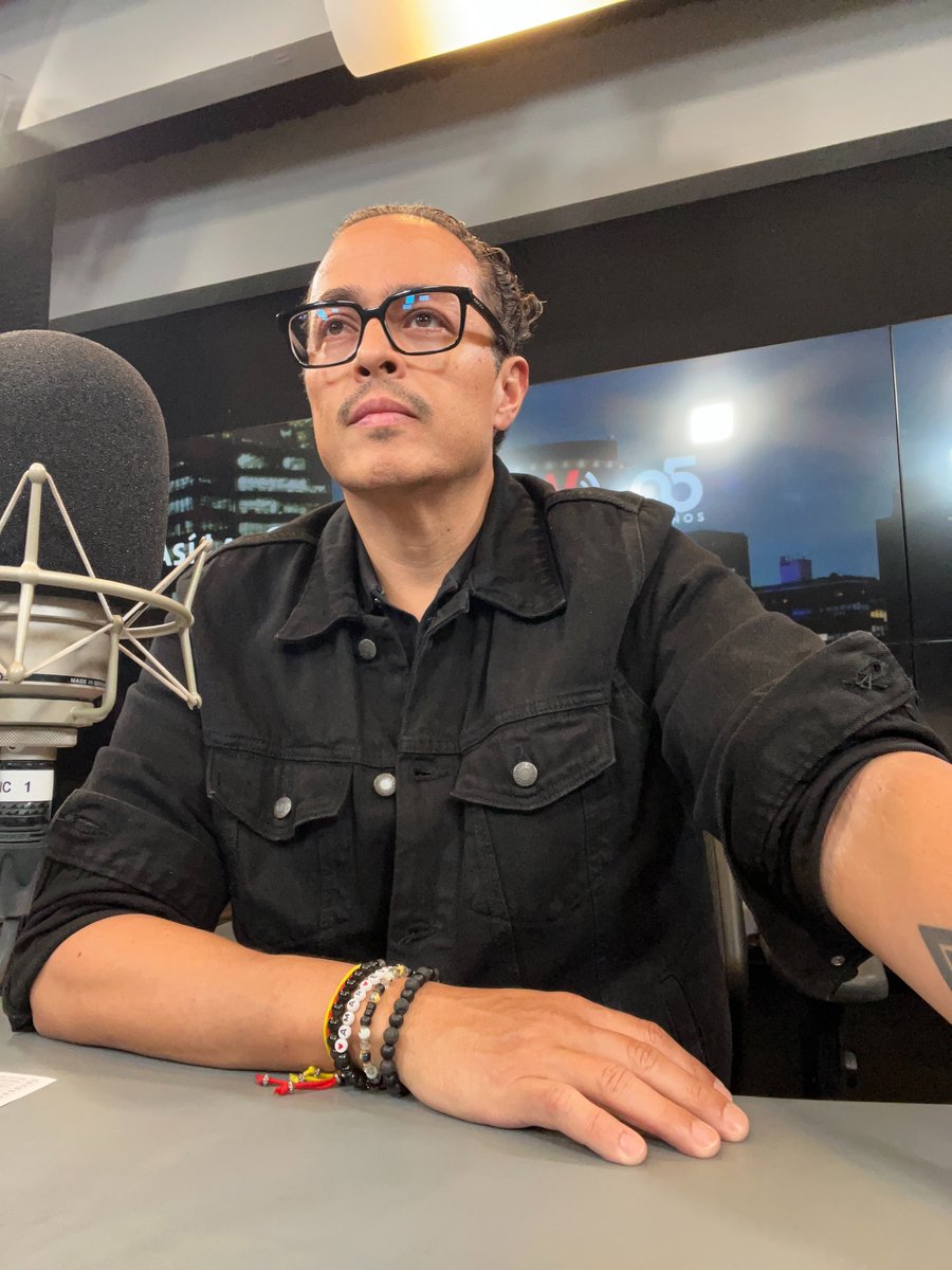EnriqueEnVivo's tweet image. 🎂 Hoy llego al quinto piso.

Gracias a la vida, al camino… y a ustedes que me acompañan.

50 años y seguiré dando lata.

#VieneLoMejor