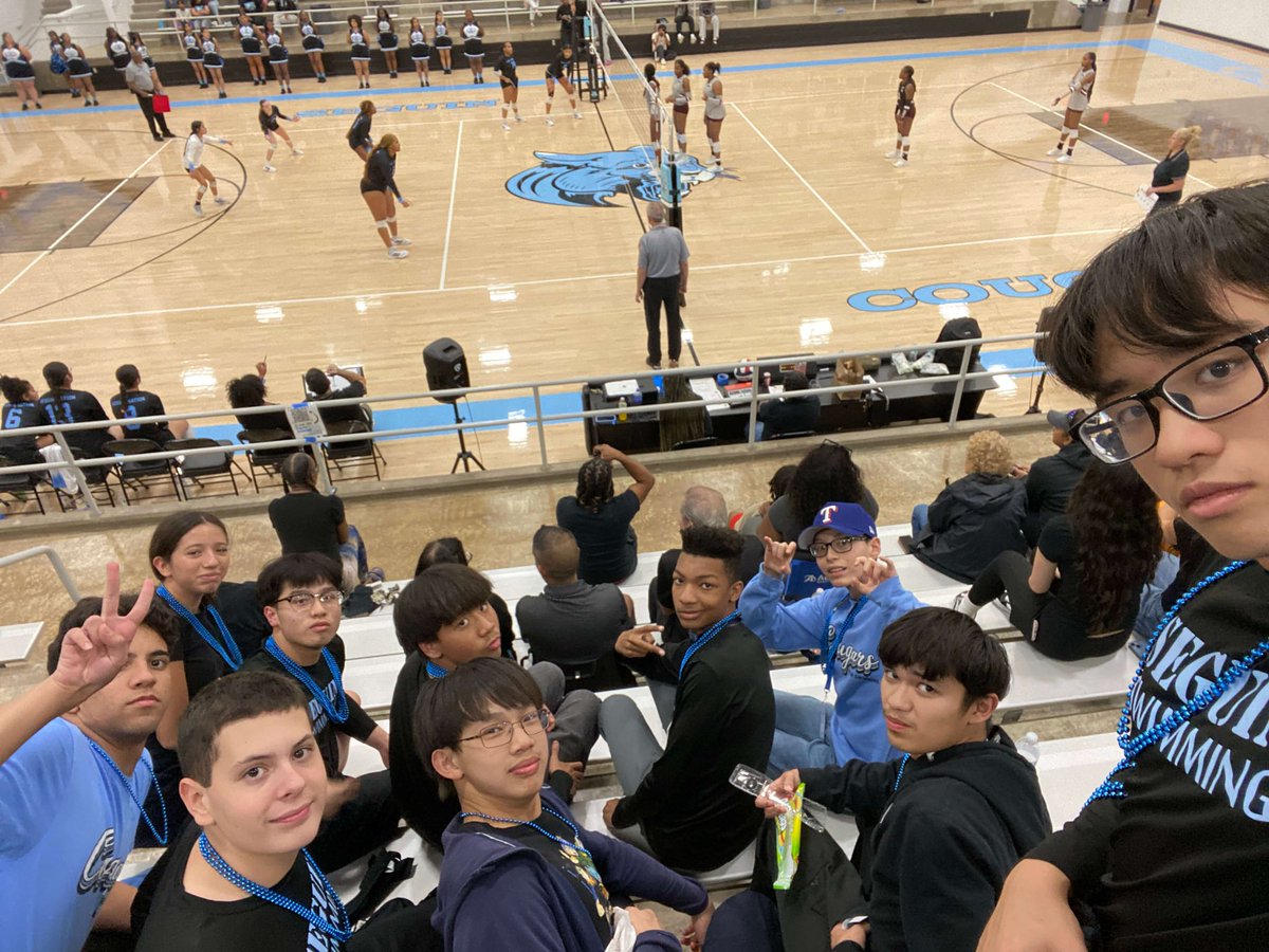 Showing the love for our  VB girls tonight! <a href="/Seguin_cougars/">Seguin athletics</a> <a href="/JuanSeguinHS/">Juan Seguin HS</a> <a href="/ItsCoachCC/">Coach CC</a>