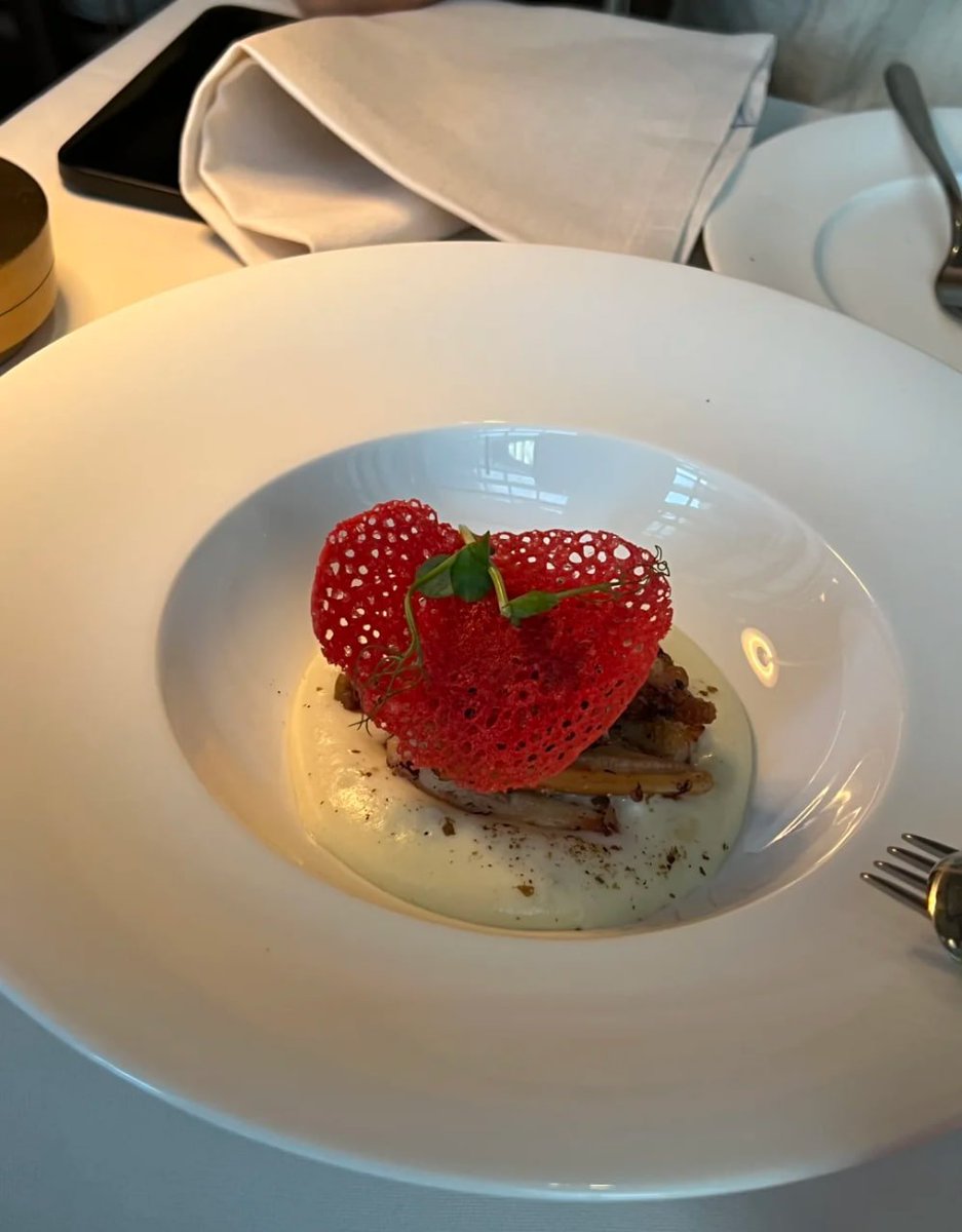 ElsaJim8's tweet image. Restaurant Paper Moon London I celebrated my evening time~ The atmosphere was amazing, and there was even a surprise tasty food😋🥰