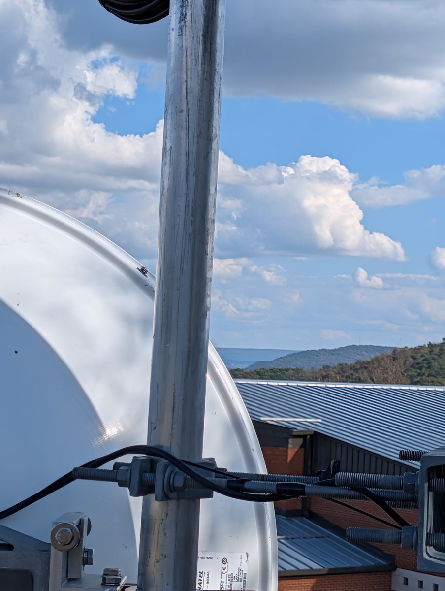 Crowsnestbb's tweet image. Because glass is glass and glass breaks, today we built a licensed wireless backhaul link to add a redundant path to our new FTTH core! If the fiber feeding the core network gets cut, this will pick up the traffic without missing a beat! #wisp #fisp #ruralinternet #fwa @wave7jeff…