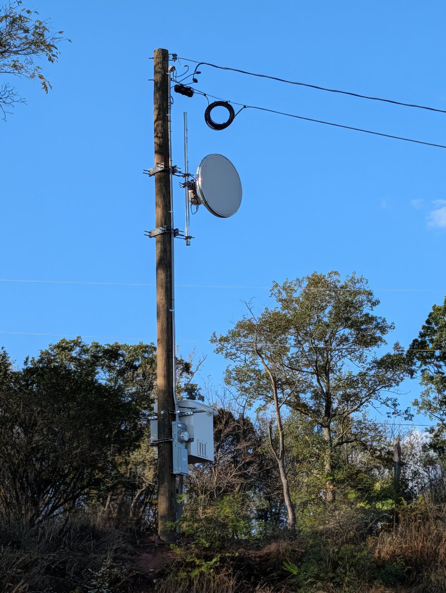 Crowsnestbb's tweet image. Because glass is glass and glass breaks, today we built a licensed wireless backhaul link to add a redundant path to our new FTTH core! If the fiber feeding the core network gets cut, this will pick up the traffic without missing a beat! #wisp #fisp #ruralinternet #fwa @wave7jeff…
