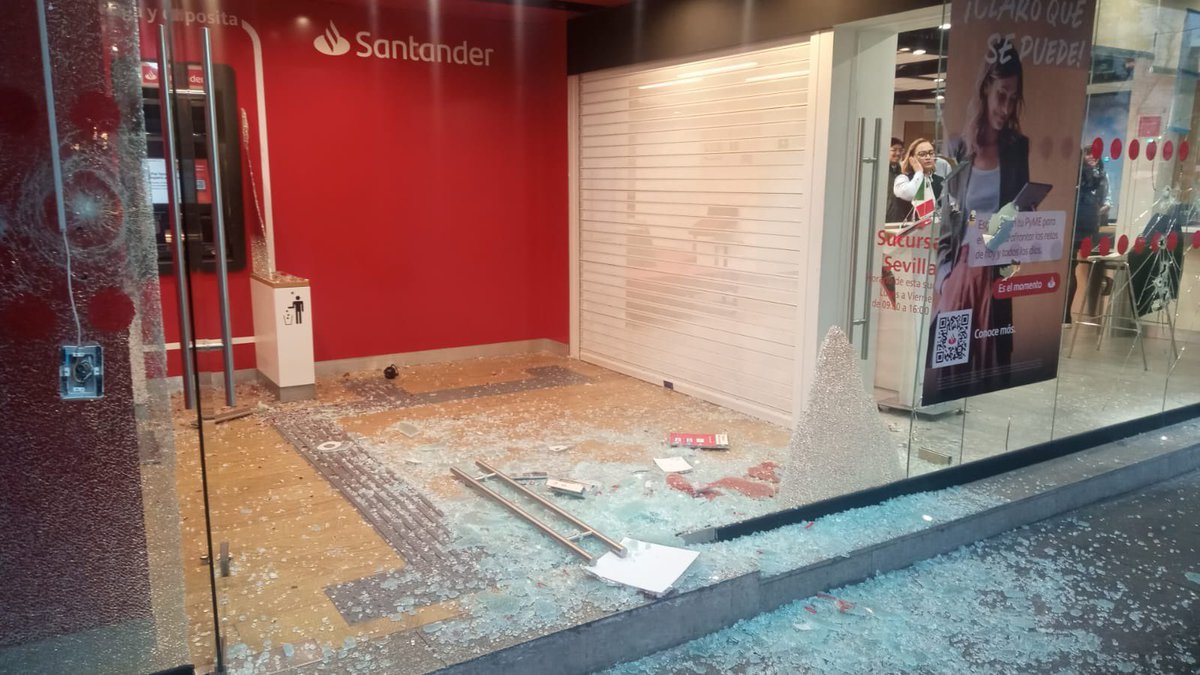 ¡Se desata el caos en Reforma! 

Durante la marcha por los 11 años de la desaparición de los 43 de Ayotzinapa, encapuchados realizaron pintas, destrozos y vandalismo en tapiales y comercios a lo largo de Paseo de la Reforma. 🧱🔥

Varios negocios bajaron cortinas ante el avance
