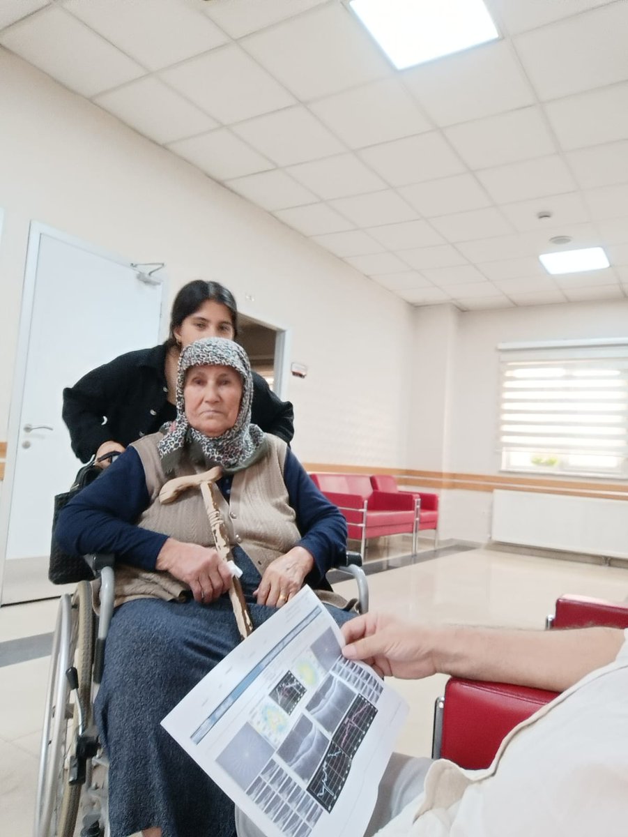 o kadar çok derdim sıkıntım var ki anlatmam imkansız!
Anacığımın yüzünde bir yara çıkmıştı onu geçen hafta aldırdık alınan parçayı incelediler cilt kanseri ..
Evel si gün anamı aradım defalarca açmadı telefonumu sonra bacımı aradım abi anam konuşamıyor boğazı ağrıyor ondan