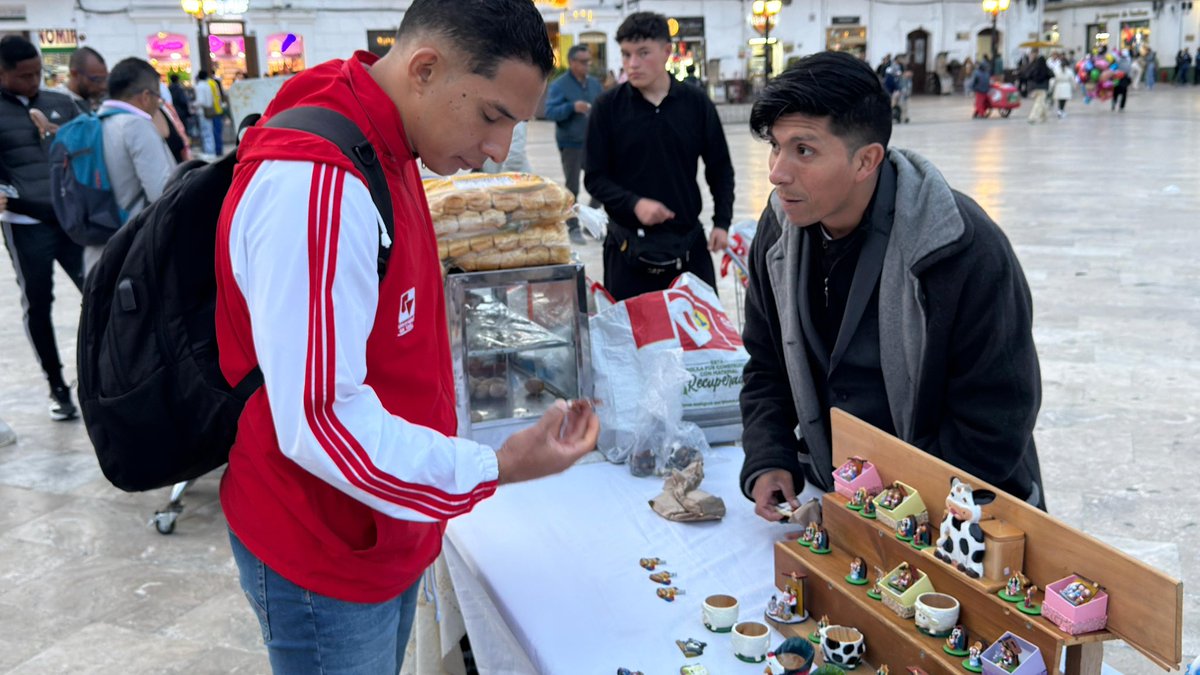 Emprendedores locales se toman la Noche de Museos 2025

Más de 50 emprendedores estarán en la Plaza de Bolívar ofreciendo postres, arepas de huevo, empanadas, tejidos, llaveros y mucho más para disfrutar en familia.

#NocheDeMuseos