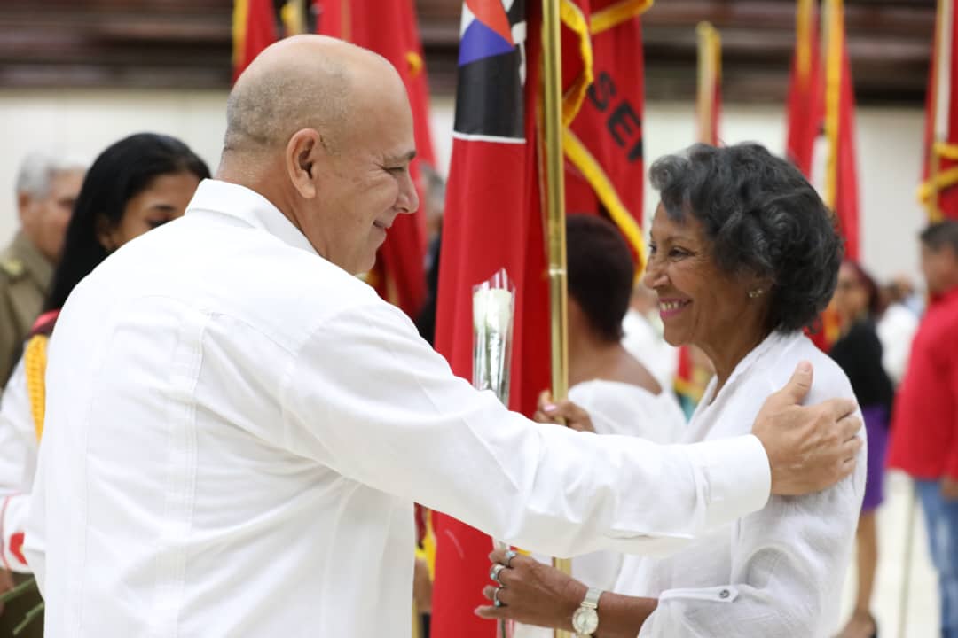 Partido Comunista de Cuba (@partidopcc) on Twitter photo Con la presencia de <a href="/DiazCanelB/">Miguel Díaz-Canel Bermúdez</a> y <a href="/DrRobertoMOjeda/">Dr. Roberto Morales Ojeda</a> se condecoraron estructuras y cederistas que se han destacado en el cumplimiento de las tareas de la organización. #65AñosCDR Con la presencia de <a href="/DiazCanelB/">Miguel Díaz-Canel Bermúdez</a> y <a href="/DrRobertoMOjeda/">Dr. Roberto Morales Ojeda</a> se condecoraron estructuras y cederistas que se han destacado en el cumplimiento de las tareas de la organización. #65AñosCDR