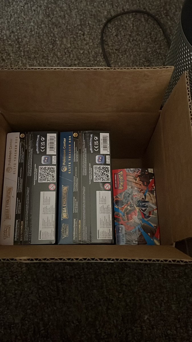 Just opened my Pokémoncenter order and couldn’t believe a booster box was in there😂 checked my order and I got one I guess 😅 didn’t even remember