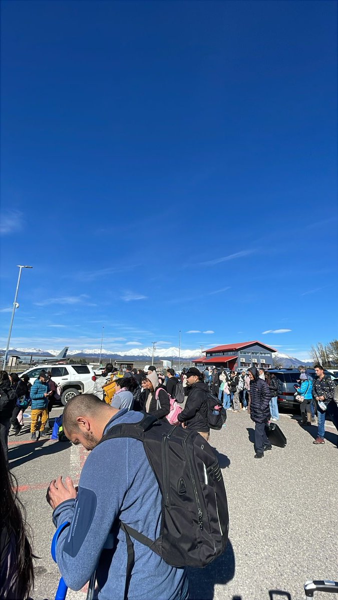 alvarez_plet's tweet photo. @chilevision aeropuerto balmaceda evacuado por presunta maleta olvidada @rafa_cavada https://t.co/hVyVgUDdlM