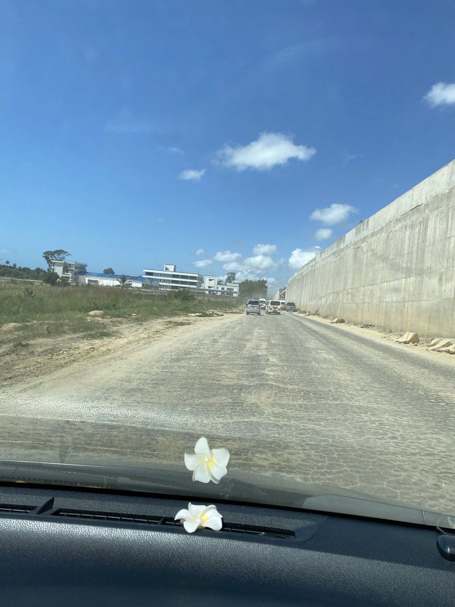 CindySarah6's tweet photo. @KeNHAKenya @ntsa_kenya @A_S_Nassir @HonAmasonKingi @WilliamsRuto 
Murram Road in Mombasa is a mess! Huge potholes, mud everywhere when it rains, and construction’s been stalled forever. A 10-minute drive now takes over an hour. Whoever’s in charge, please fix this! https://t.co/Eix44BKmIy