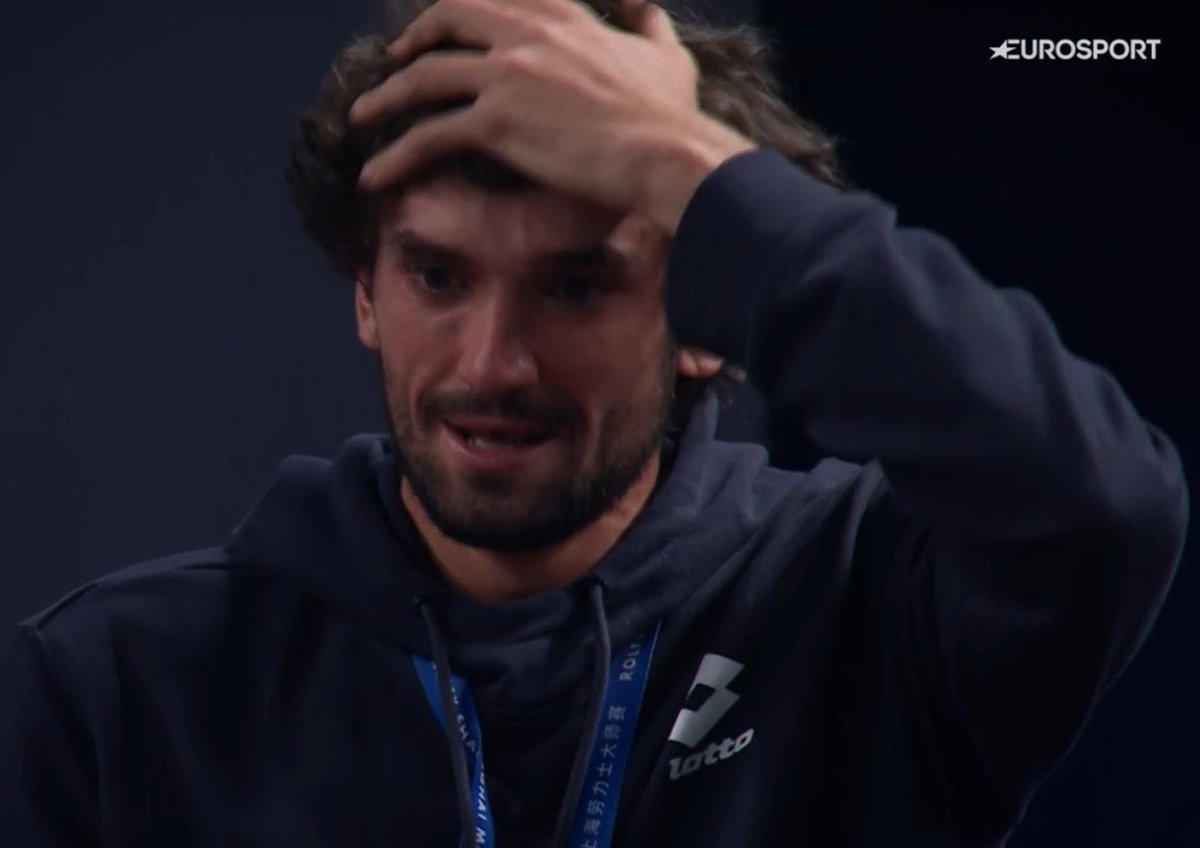 Tu reacción cuando sos el 204 del mundo, acabas de vencer a Djokovic para llegar a tu primera final de Masters 1000 y tu próximo rival es TU PRIMO, 54 del mundo.

No, no inventé nada.