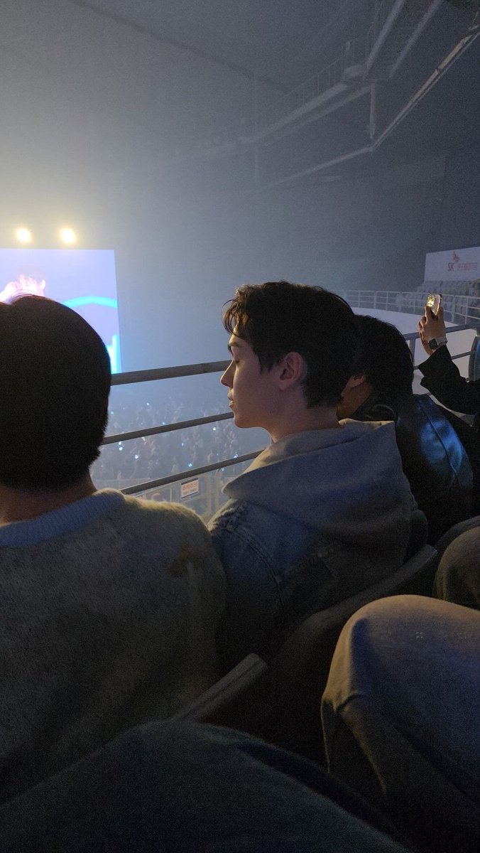 guys may pogi sa harap ko sa concert should i ask for his insta