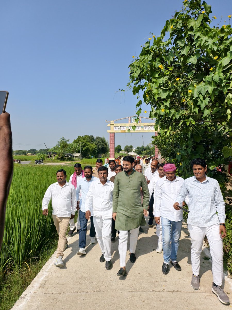 mla_pankaj's tweet image. मुंगराबादशाहपुर की प्रगति के प्रयास को पंख लगाते हुए ग्रामसभा रखौली एवं समसपुर में नवनिर्मित सी सी रोड के अनावरण के साथ ही विकास की ध्येय यात्रा का एक और पड़ाव पूर्ण हुआ। 
जनता की सुगमता के लिए विकास की यात्रा अनवरत जारी है। जन सहयोग से हम विकसित मुंगराबादशाहपुर के स्वप्नों को…