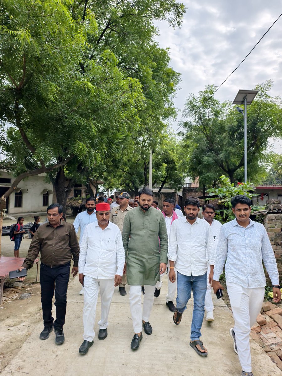 mla_pankaj's tweet image. मुंगराबादशाहपुर की प्रगति के प्रयास को पंख लगाते हुए ग्रामसभा रखौली एवं समसपुर में नवनिर्मित सी सी रोड के अनावरण के साथ ही विकास की ध्येय यात्रा का एक और पड़ाव पूर्ण हुआ। 
जनता की सुगमता के लिए विकास की यात्रा अनवरत जारी है। जन सहयोग से हम विकसित मुंगराबादशाहपुर के स्वप्नों को…