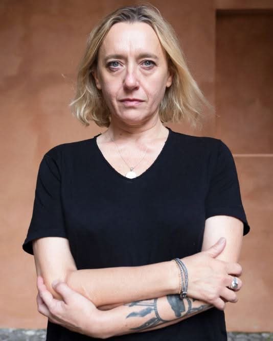 "Parce que l'idéal de la femme, séduisante mais pas pute, bien mariée mais pas effacée, travaillant mais sans trop réussir, pour ne pas écraser son homme, mince mais pas névrosée par la nourriture, restant indéfiniment jeune sans se faire défigurer par les chirurgiens de