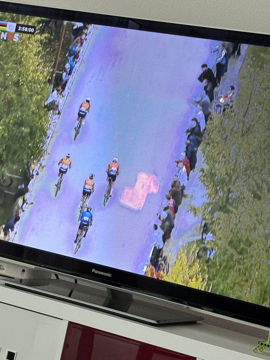 Het kan aan mij liggen maar waarom ga je als renster uit het zelfde team achter de koploper van uit je eigen team aanrijden?🤔
#shireenvananrooij <a href="/KNWU/">KNWU</a>