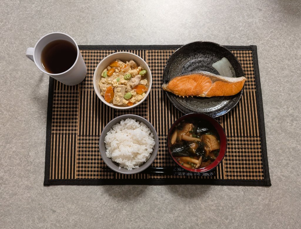 nagashi0807's tweet image. 今日の夕食は焼き鮭です。割り引きされてたので即買いしました。焼いただけのシンプル料理ですが美味しかったです🙂高野豆腐の卵とじも美味しかったです。
3連休だけど何も予定がない…せっかくならちょっと遠出するか美味しいお店に行ってみるとかしたい…探してみよう。
#自炊