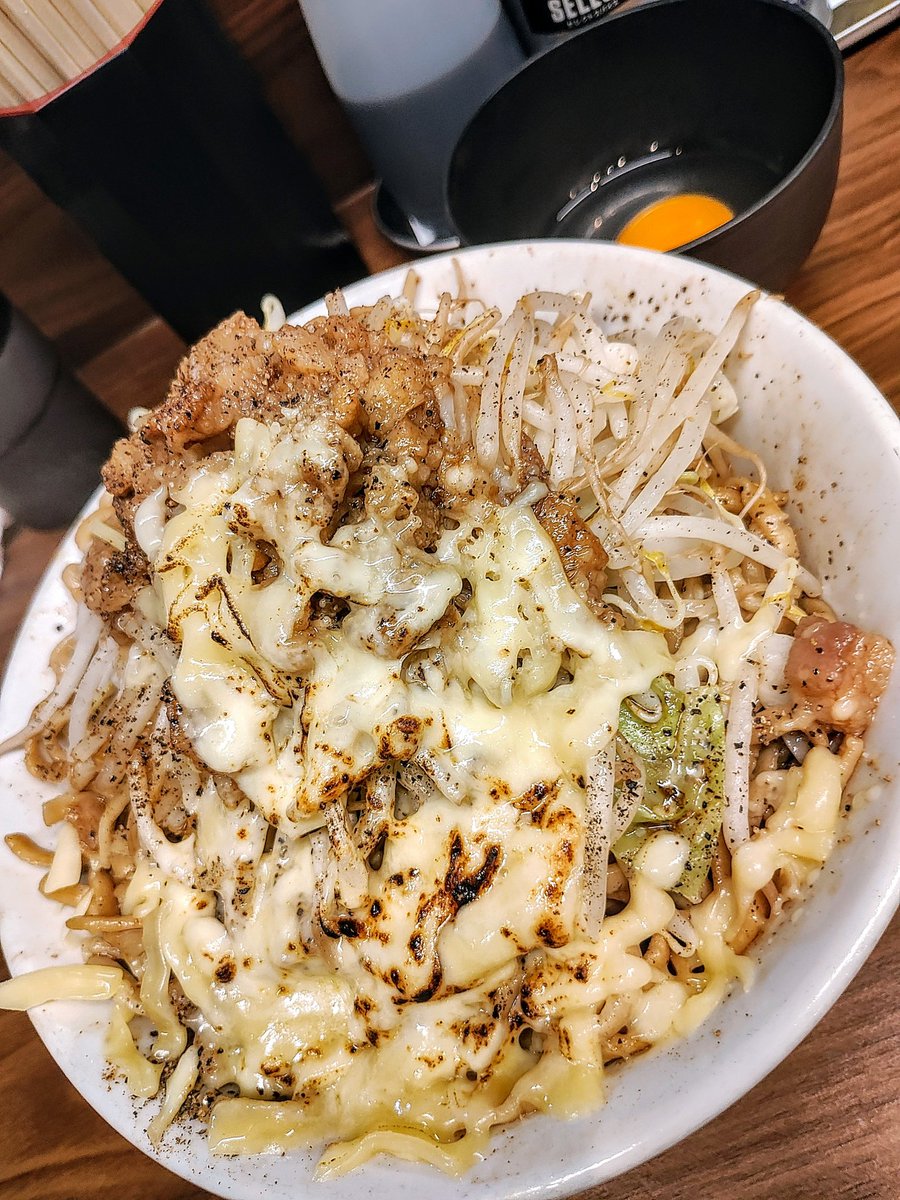 限界を超えろ新潟

¥1,200　ラーメン ブタ3枚
¥         0　汁なし変更(洗濯バサミ装着)
¥    100　麺マシ+100g
¥    100　生たまご
¥    150　炙りチーズ【限定】

10/11(土)
20:50着　　待ち16名
21:20着丼
21:30退店

旧：夢を語れ新潟

麺上げ担当の方と
奇跡的な嬉しいやりとりが…

↓↓追記↓↓