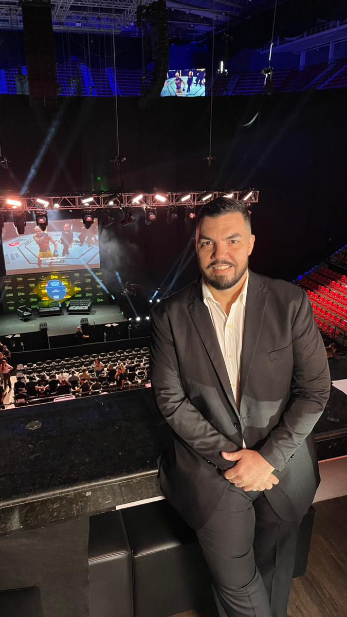 Hoje é um dia especial pra mim, estarei narrando o card principal do UFC Rio. No primeiro evento em solo carioca, em agosto de 2011, eu estava reunido com meus amigos torcendo pelos meus ídolos. Hoje terei o dia mais importante da minha carreira. #UFC