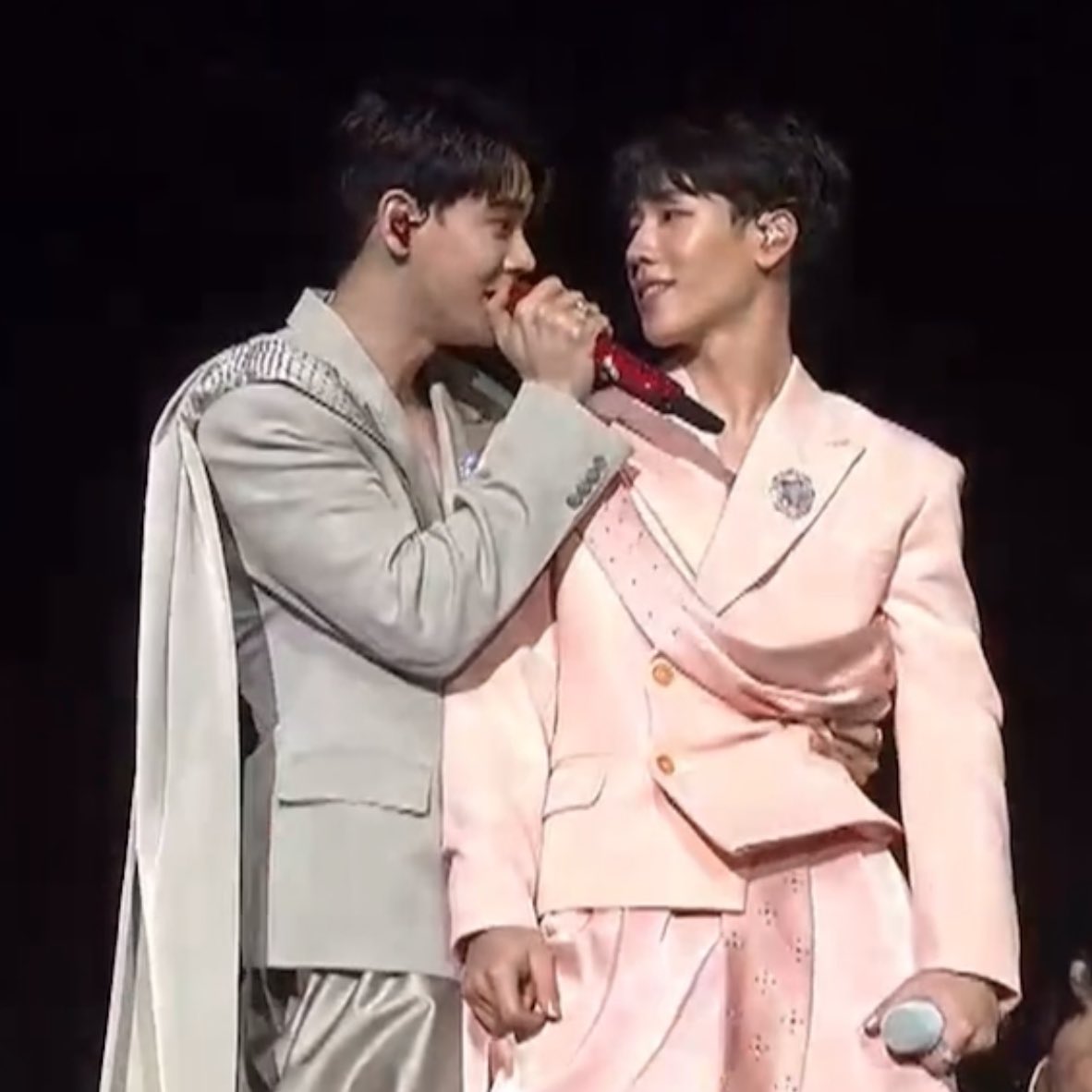 _nachalucha_'s tweet photo. คู่สีที่ถูกต้อง คู่สีที่ใช่ โคตรเขินเลยย🫠โพสิชั่นเอยใด แต่งเลย ๆๆๆ😭😭🤟🏻

#ดอกนีออนรอรักมื้อแรก
YINWAR CONCERT DAY1
#yinyin_anw #warwanarat https://t.co/M2OaOxCG7N