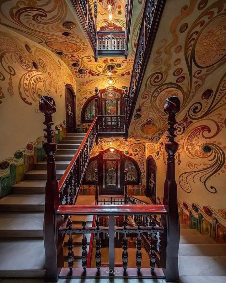 ExplorerMoment's tweet image. The unique Casa Comalat, Barcelona, Spain.