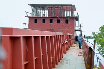 Ikiriho's tweet photo. 🇧🇮#Burundi #Mugere🚢⚓: la commune de chantiers navals

🔴Le Président @GeneralNeva a visité ce vendredi 10 octobre le chantier naval de #Migera et celui de #Ramba sur le lac #Tanganyika en @Bujaprov2025,  commune #Mugere. 

Le Chantier naval de #Migera visité par la plus haute autorité de l'Etat a été initié par l'homme d'affaires Uwiragiye François, patron de @MusumbaHolding . Ce projet contribuera au développement du transport maritime de la région en général et du Burundi en particulier.

L'opérateur économique burundais Uwiragiye n'en est pas à sa première initiative. En effet, le jeudi 25 mai 2023, c'était la mise à eau réussie du Motor Vessel (MV) @musumbacargo, de transport mixte (passagers et marchandises), entièrement made in #Burundi. 
Capacité maximale: 800 tonnes de marchandises et 100 passagers. Il relie le Burundi à d'autres ports du lac Tanganyika, comme #Mpulungu en #Zambie, #Kigoma en #Tanzanie et #Kabimba en #RDCongo.

Après une reconstruction au port de Kigoma en #Tanzania, en raison d’une erreur de construction initiale qui risquait d’entraîner son naufrage, le bateau MV Musumba 1 est retourné au port de Bujumbura le 13 août 2024, transportant 800 tonnes de marchandises. 

Quant au chantier naval de Ramba, il appartient à un investisseur congolais du nom de Paulin Thumba, . 
Le bateau en construction, de type cargo, pourra transporter jusqu’à 1 500 tonnes de marchandises.